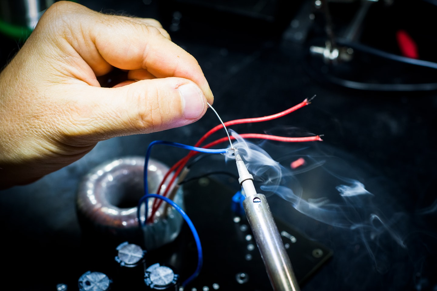 tecnico realizando reparacion de cables